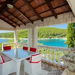 Vila Waterfront With Pool