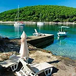 Vila Waterfront With Pool Vela Luka