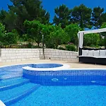 Vila Waterfront With Pool