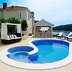 Waterfront With Pool Vila