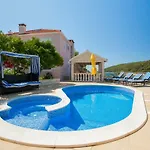 Vila Waterfront With Pool *