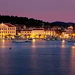 Vila Waterfront With Pool Vela Luka
