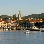 Vila Waterfront With Pool Vela Luka