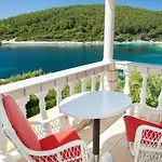 Vila Waterfront With Pool *