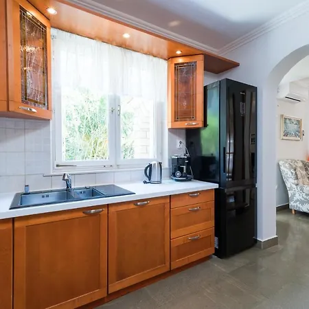 Waterfront With Pool * فيلا لوكا