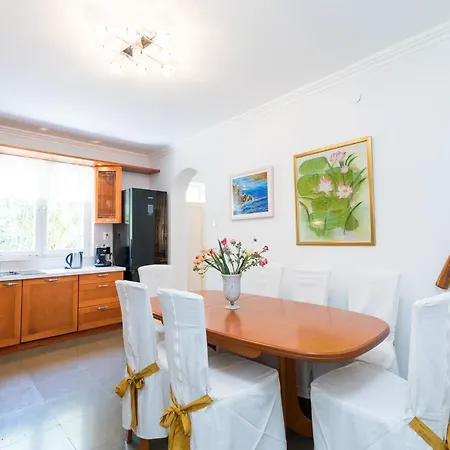 فيلة Waterfront With Pool