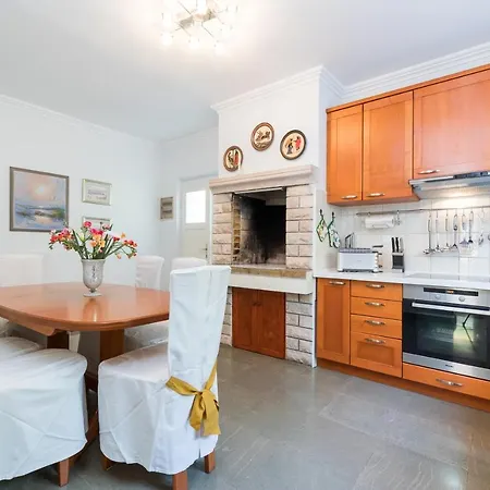 فيلة Waterfront With Pool