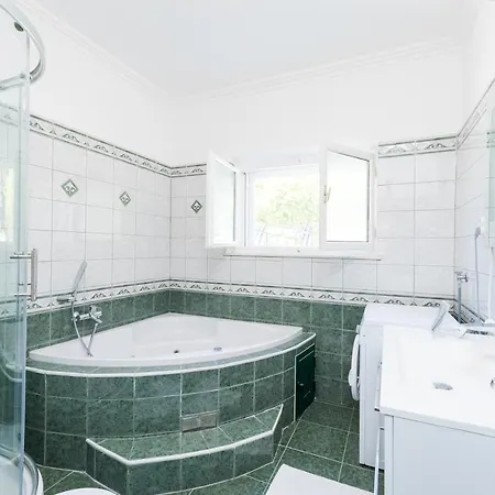 Waterfront With Pool * فيلا لوكا