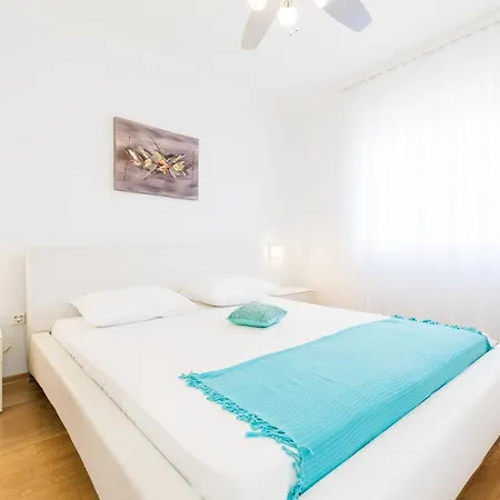 Waterfront With Pool فيلا لوكا