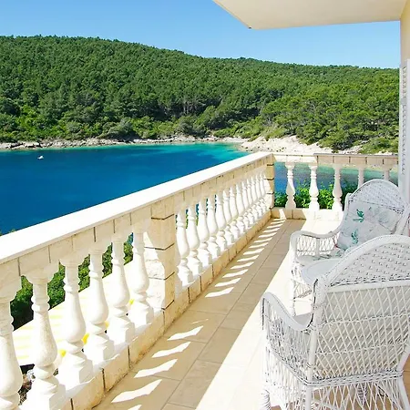 Waterfront With Pool فيلة