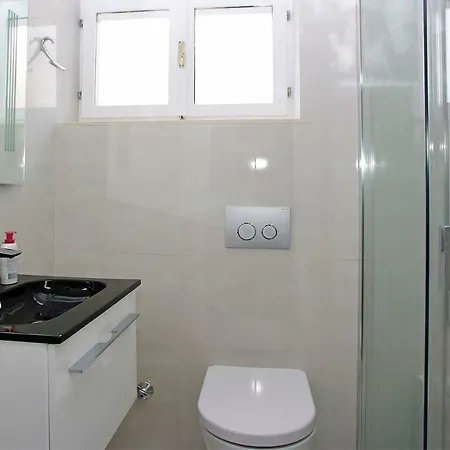 فيلة Waterfront With Pool