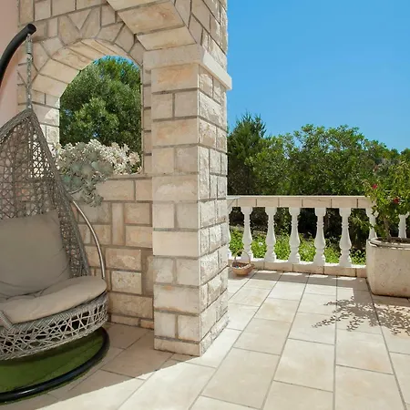 Waterfront With Pool فيلا لوكا