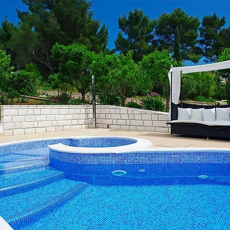 فيلة Waterfront With Pool