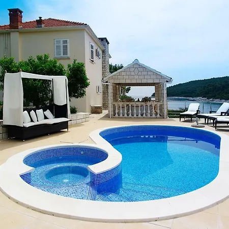 Waterfront With Pool فيلة
