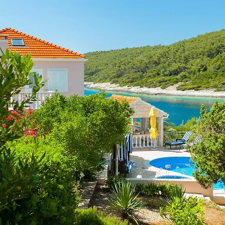 Waterfront With Pool Vila *