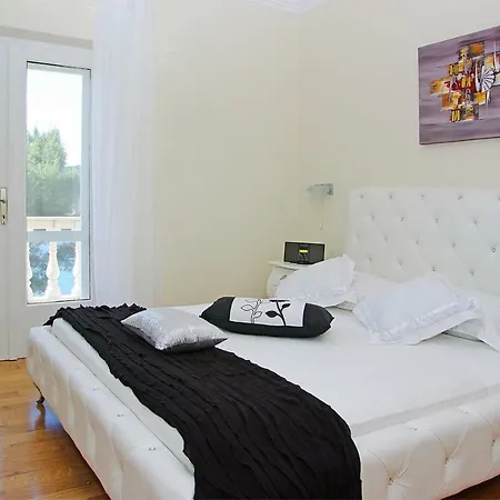 Waterfront With Pool فيلة