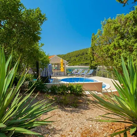 Vila Waterfront With Pool *
