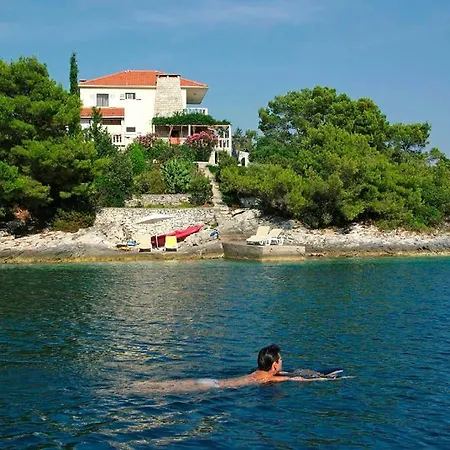 Villa Waterfront With Pool *